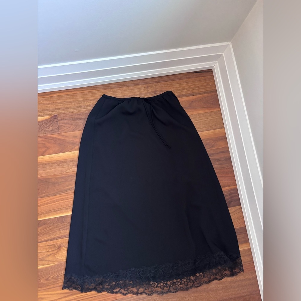 Aritzia black midi skirt with lace trim. Never worn - perfect condition.
